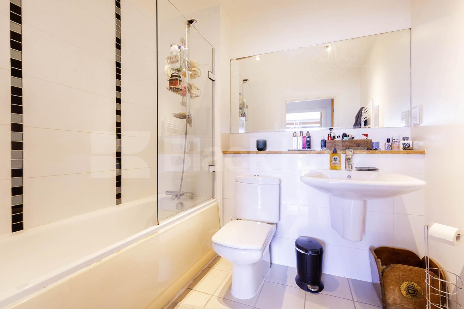 Luxury modern development with two bathrooms huge lounge & two double bedrooms Canal Boulevard, Camden